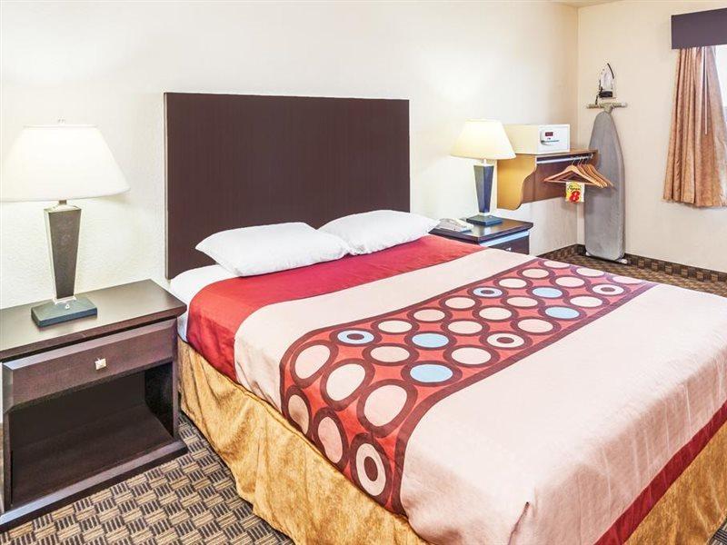 Super 8 By Wyndham Calgary/Airport Hotell Exteriör bild