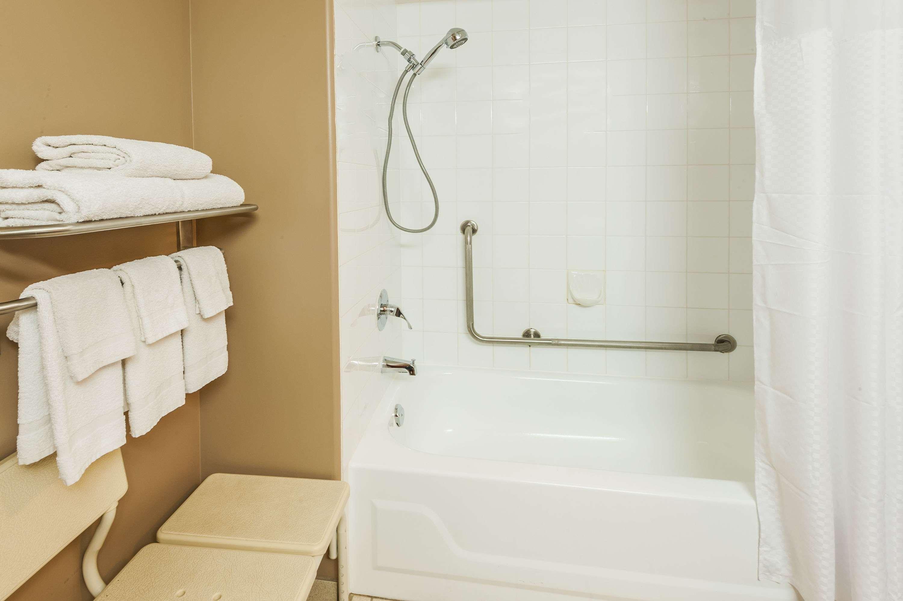 Super 8 By Wyndham Calgary/Airport Hotell Exteriör bild