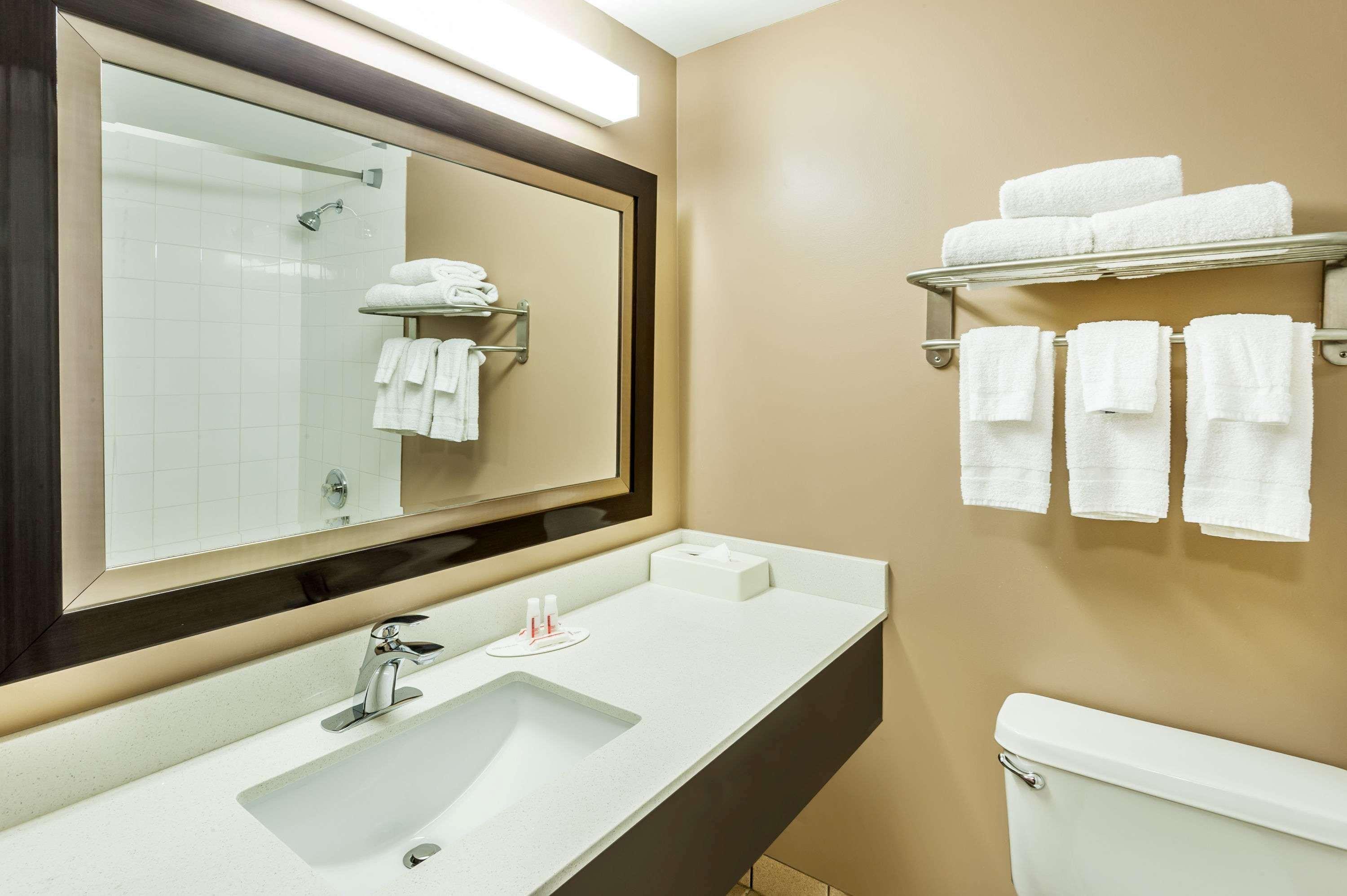 Super 8 By Wyndham Calgary/Airport Hotell Exteriör bild