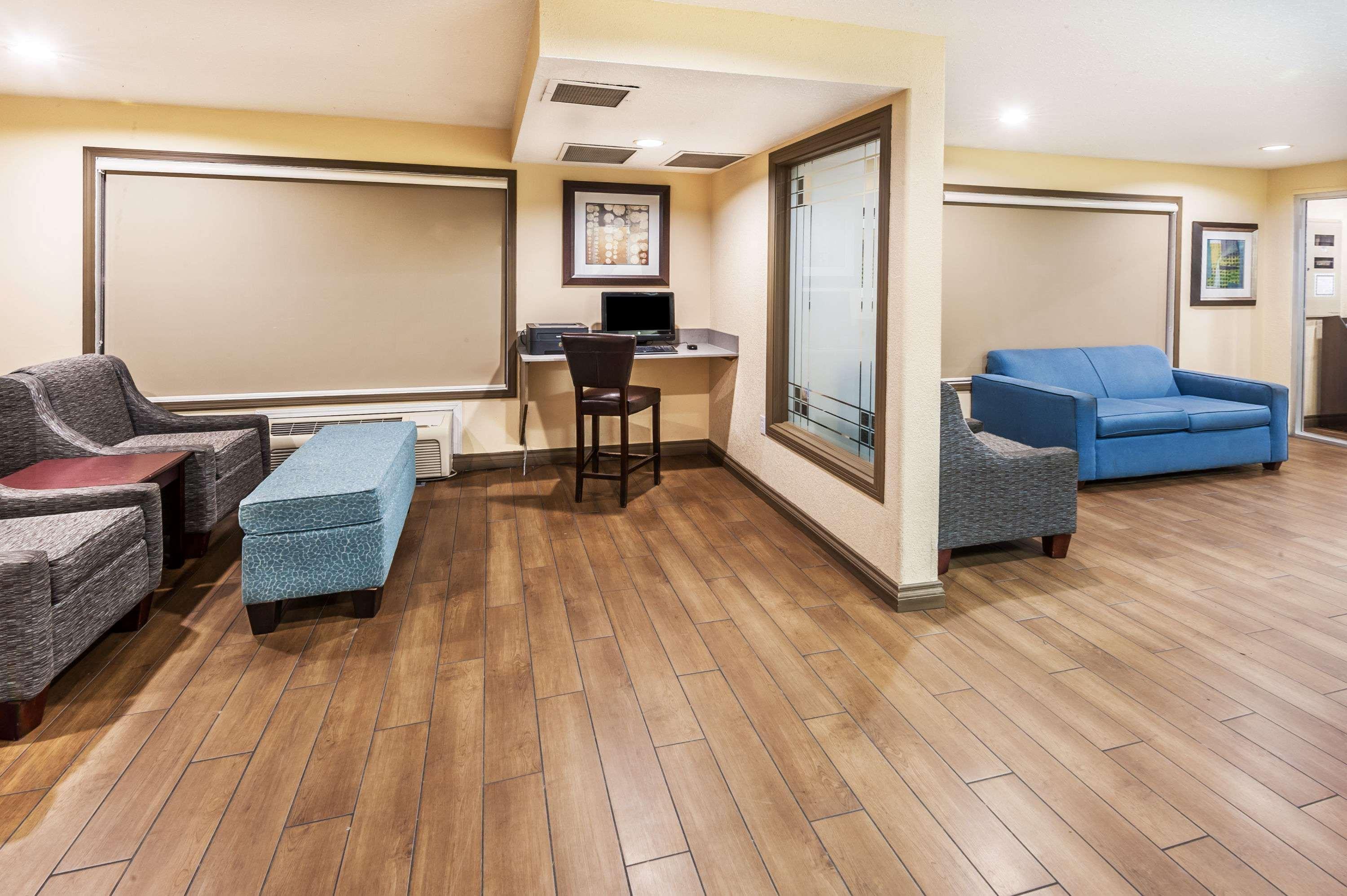 Super 8 By Wyndham Calgary/Airport Hotell Exteriör bild