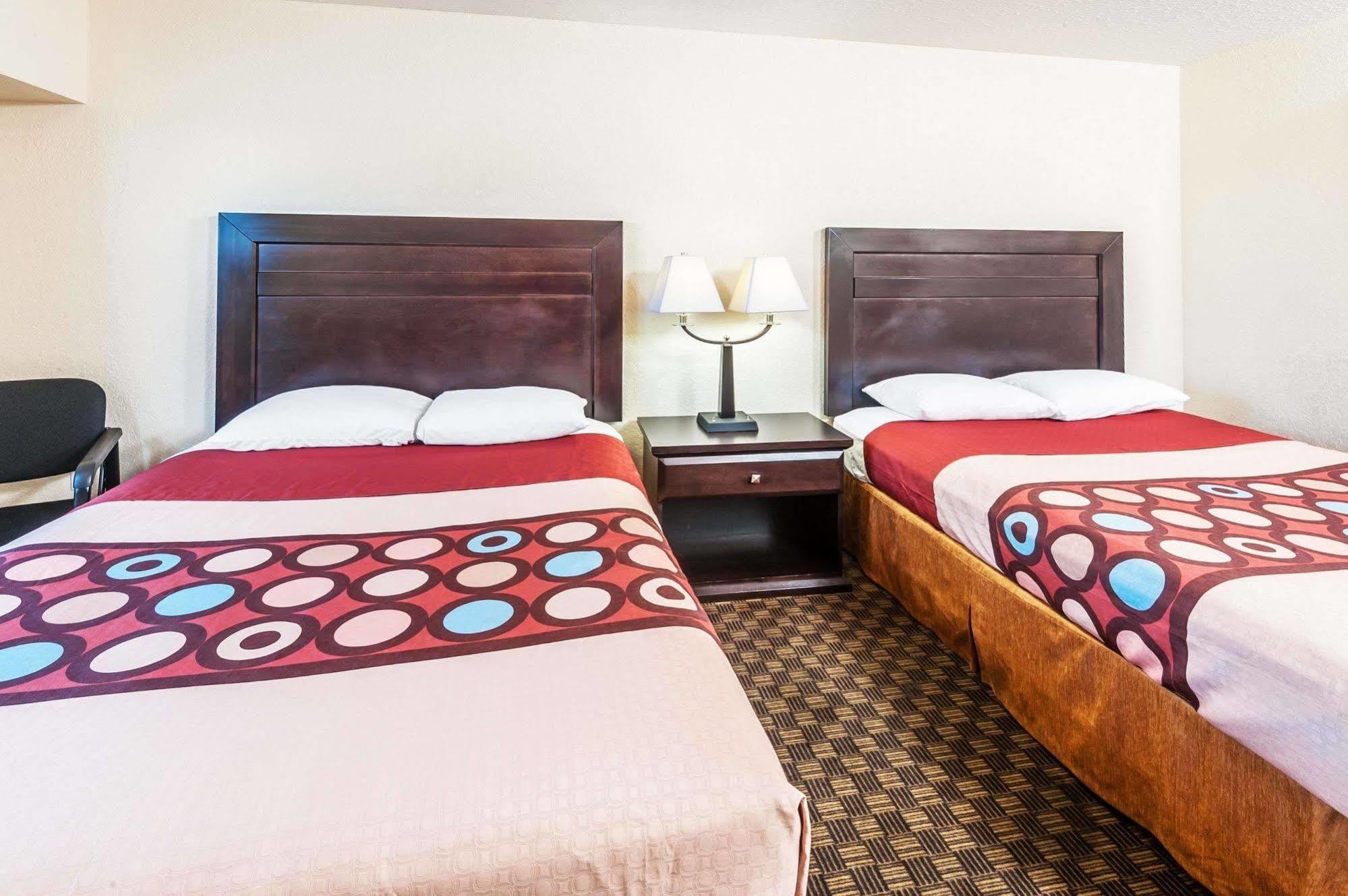 Super 8 By Wyndham Calgary/Airport Hotell Exteriör bild
